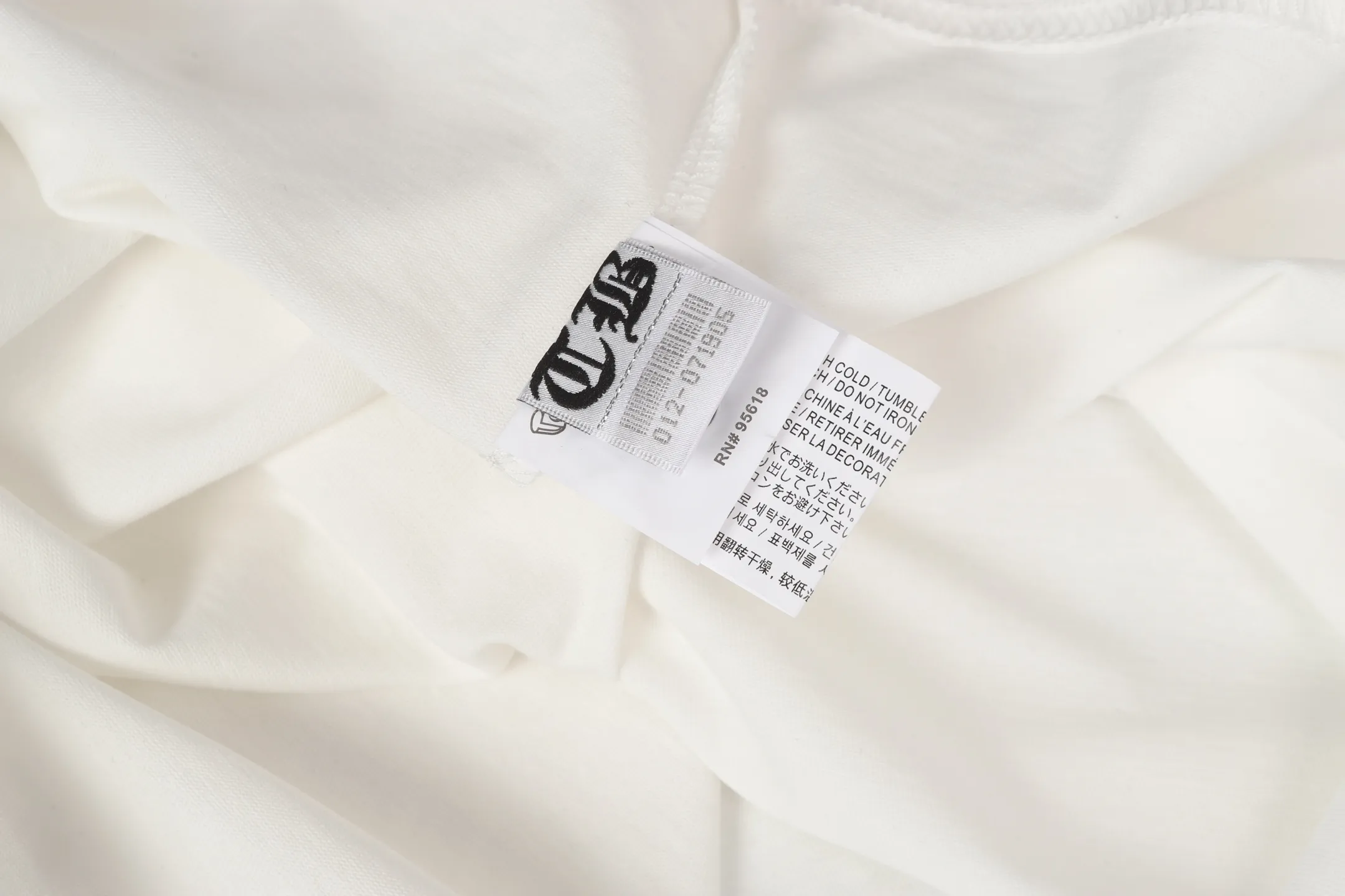 P170 Cross-border quantity model, please do not place an order if you are pursuing quality -Chrome Hearts/Chrome Hearts Xiaohongshu popular Sanskrit horseshoe stitching embroidered long-sleeved T-shirt -High weight, high density and high quality, soft, delicate and skin-friendly wool, soft and silky to the touch, excellent warmth and skin-friendly properties -Customized weaving and dyeing, no color difference, no matter the fabric or workmanship details, beat the ordinary version on the market -Colour: black with white, black with pink -Size: S M L XL